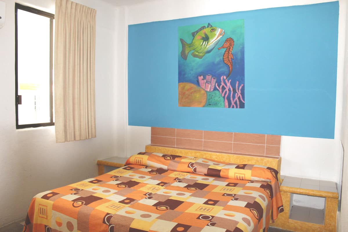 Habitación estándar, 1 cama de matrimonio grande | Caja fuerte, cortinas opacas, tabla de planchar con plancha