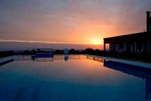Una piscina al aire libre de temporada