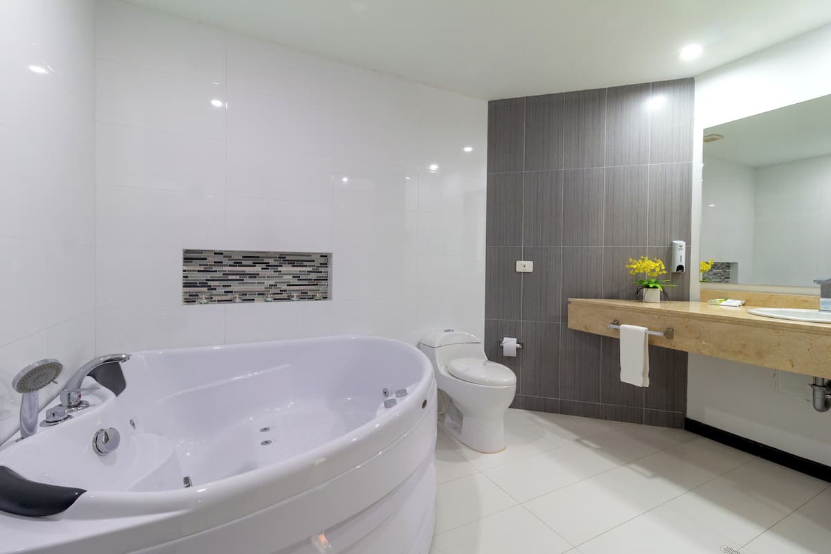 presidential suite | bathroom | shower, free toiletries, hair dryer, towels