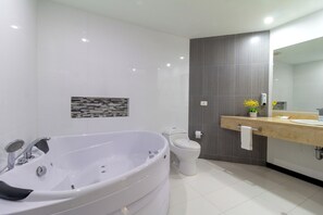 Presidential Suite | Bathroom | Shower, free toiletries, hair dryer, towels - Hotel Baroca (Montería)