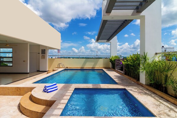 2 piscines extérieures