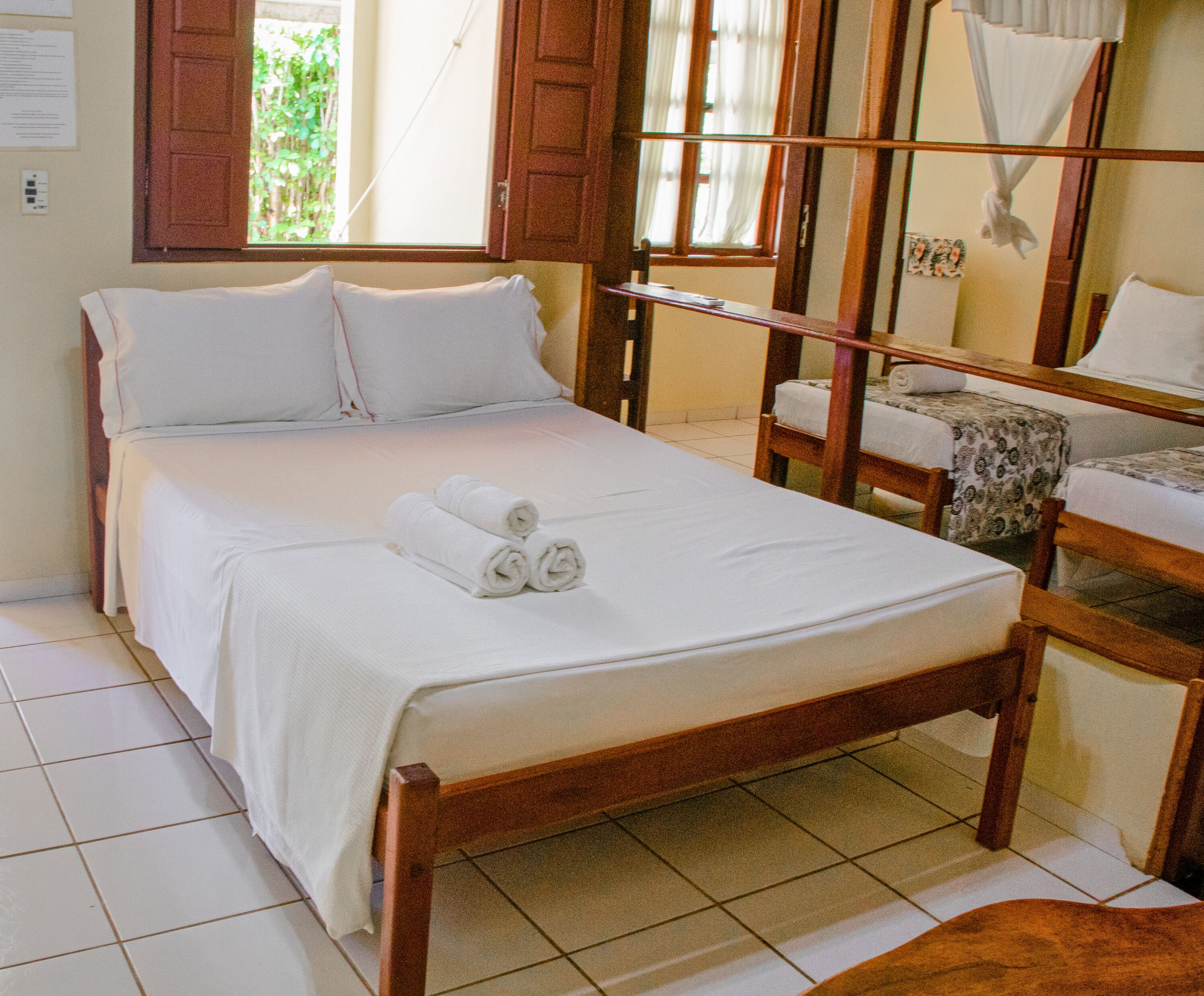 Habitación cuádruple estándar, varias camas | Escritorio, cunas gratuitas, wifi gratis y ropa de cama 