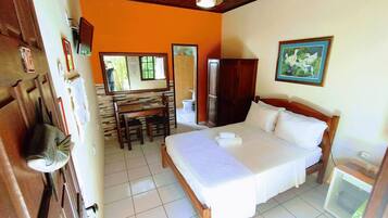 Escritorio, cunas gratuitas, wifi gratis y ropa de cama