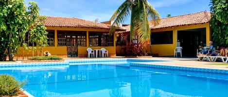 Alberca techada y camastros