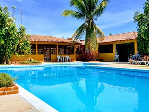 Piscine couverte, chaises longues