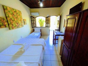 Habitación triple estándar, varias camas | Escritorio, cunas gratuitas, wifi gratis y ropa de cama