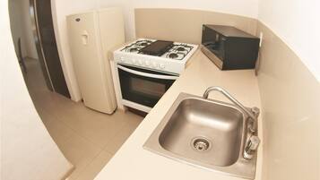 Private kitchen | Fridge, microwave, stovetop, coffee/tea maker