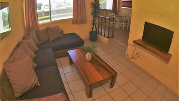 Living area | 32-inch TV with cable channels