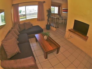 Living area | 32-inch TV with cable channels - Suites Las Palmas (Manzanillo)