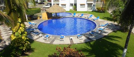 2 albercas al aire libre y camastros