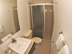 Bathroom | Shower, free toiletries, towels - Suites Las Palmas (Manzanillo)