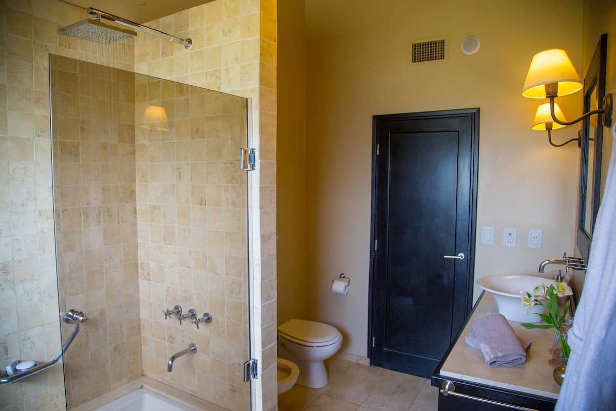Chambre Double Deluxe, vue golf | Salle de bain | Ensemble douche/baignoire, baignoire à jets, douche à « effet pluie »