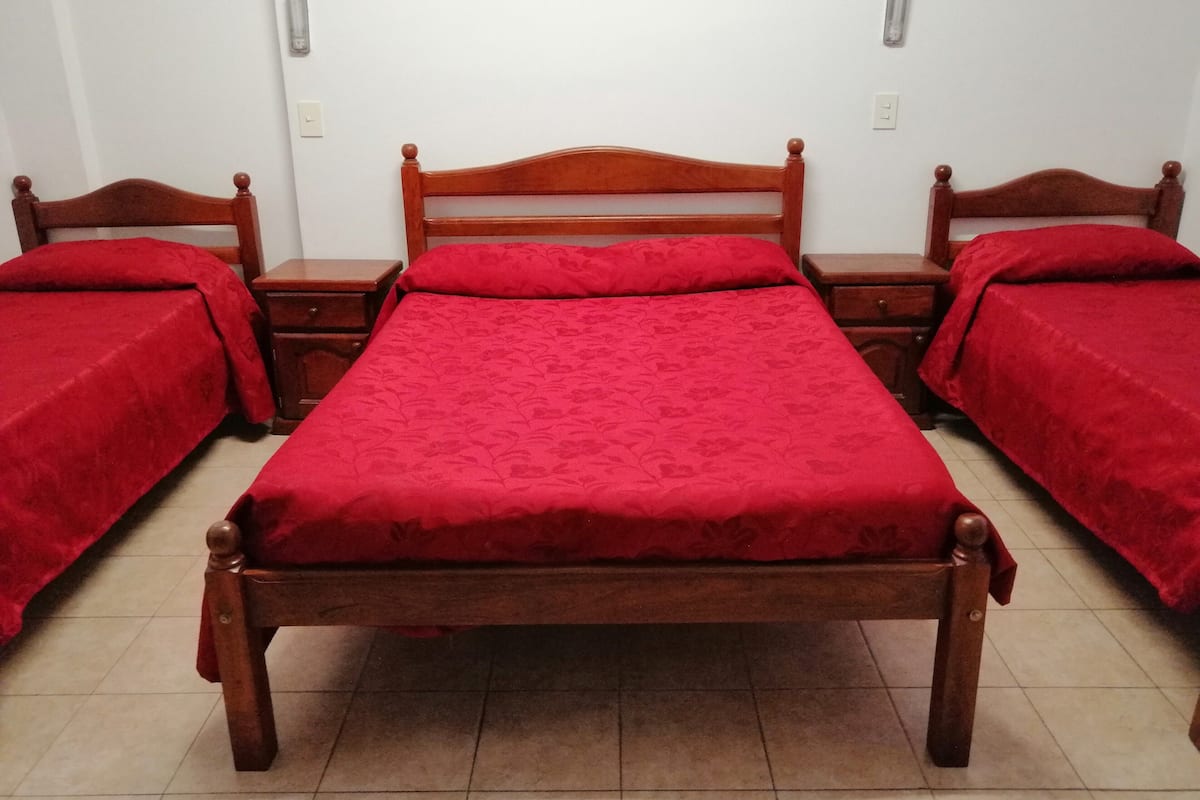 Habitación cuádruple estándar, baño privado | Wifi gratis y ropa de cama