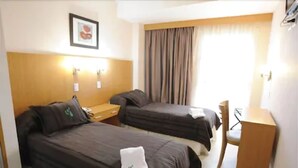 A hotel room with two beds, a desk, and a chair. - Hotel Osam (Buenos Aires)