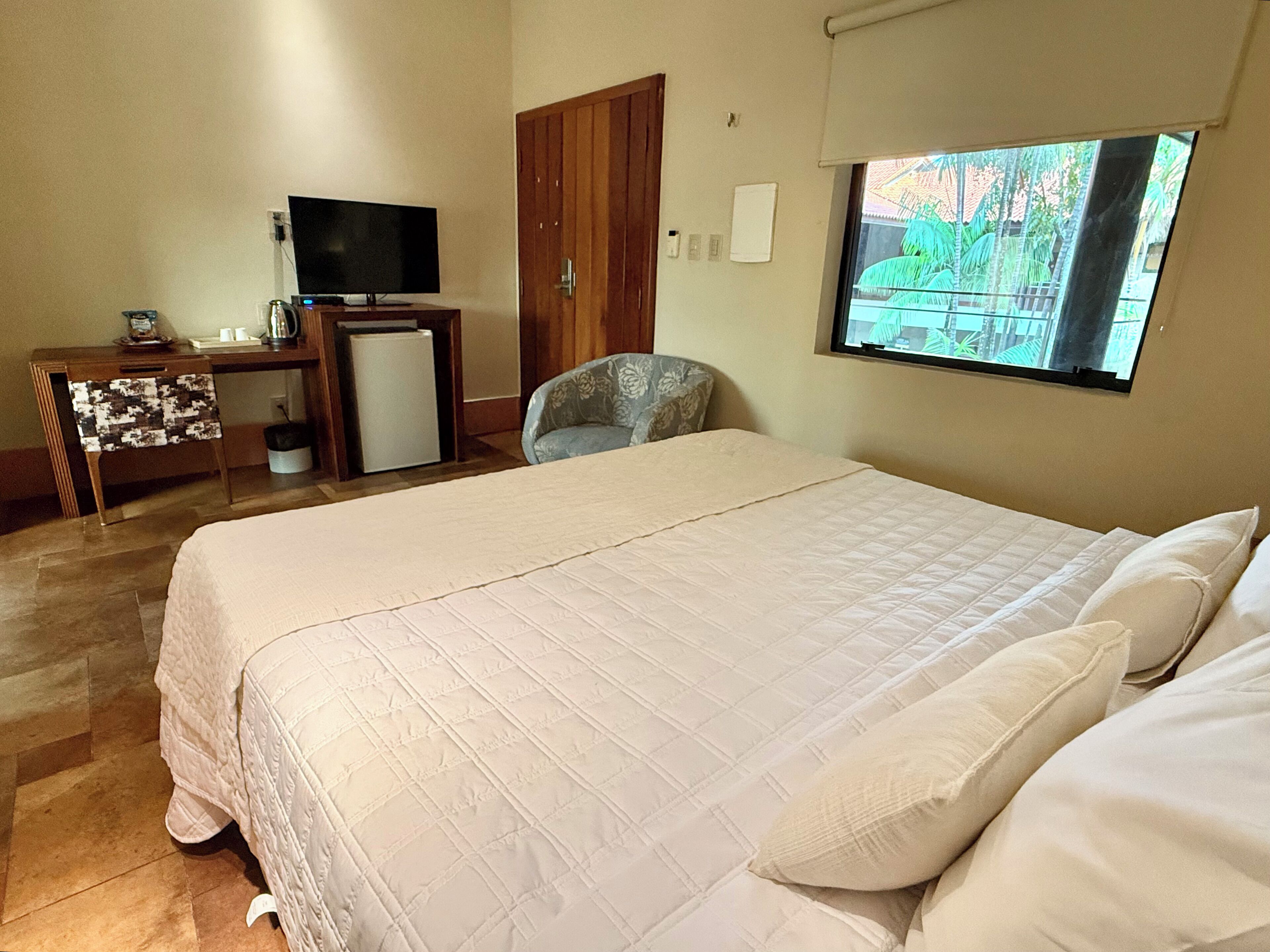 Quarto Deluxe | Frigobar, cofres nos quartos, individualmente mobiliados, escrivaninha