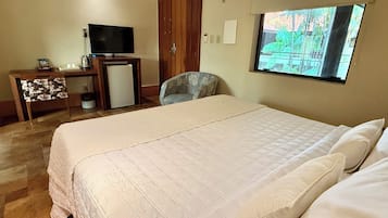 Quarto Deluxe | Minibar, in-room safe, individually furnished, desk