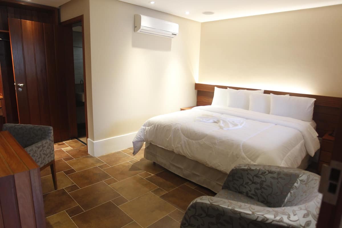 Minibar, caja de seguridad en la habitación y muebles diferentes