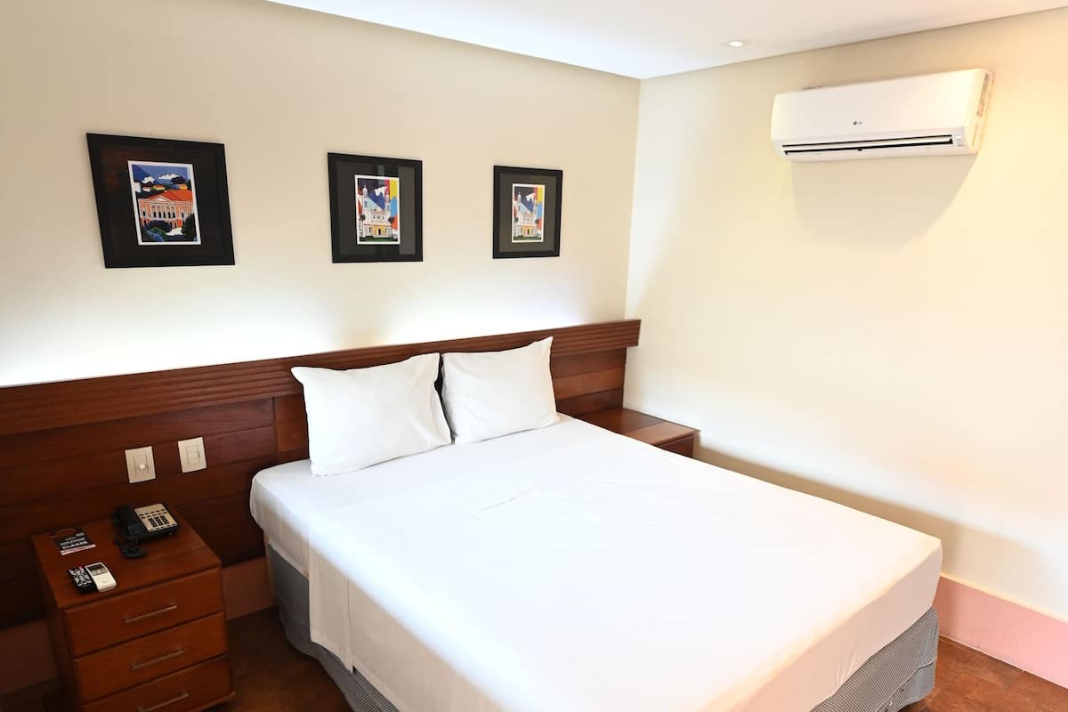 Business tweepersoonskamer, 1 queensize bed | Een minibar, een kluis op de kamer, individueel gemeubileerd, een bureau