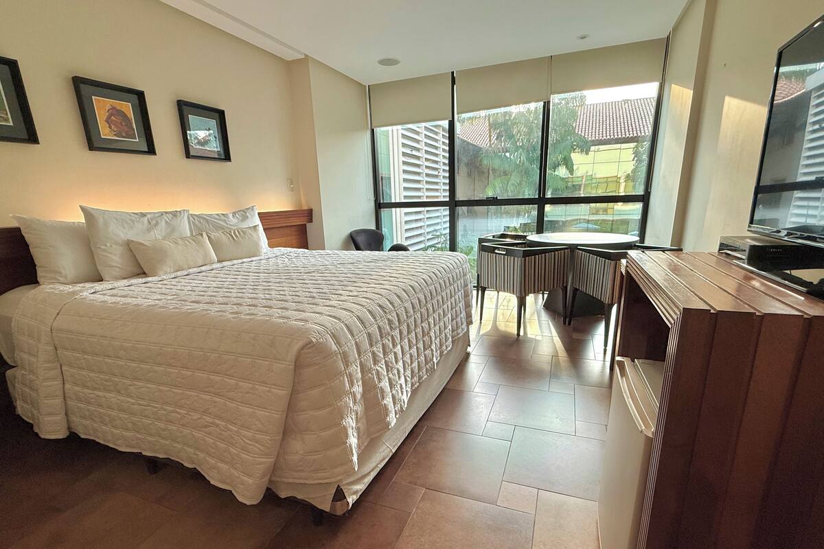 Suite Prime | Minibar, in-room safe, desk, blackout drapes