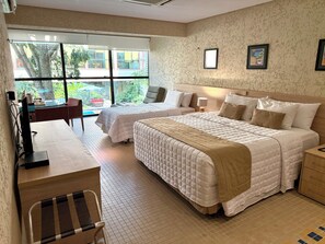 Classic Room, Poolside | Minibar, in-room safe, individually furnished, desk - Atrium Quinta de Pedras Hotel (Belém)