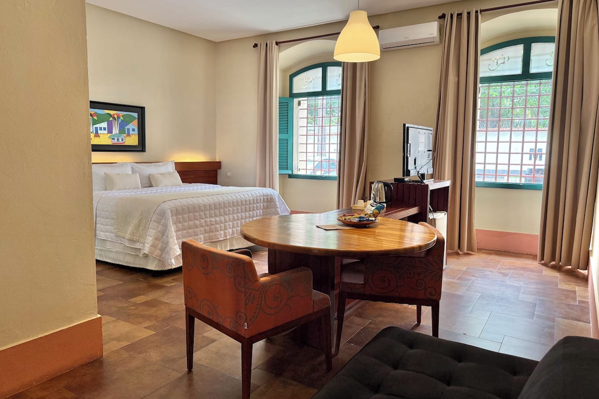 Quarto Deluxe | Minibar, Zimmersafe, individuell eingerichtet, Schreibtisch