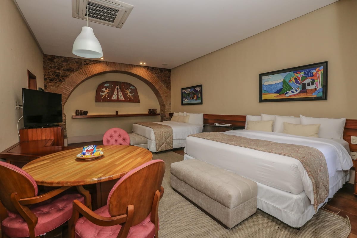 Minibar, caja de seguridad en la habitación y muebles diferentes