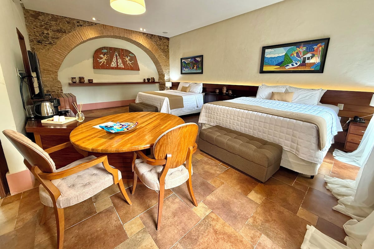 Suite Presidencial com Banheira | Minibar, Zimmersafe, individuell eingerichtet, Schreibtisch