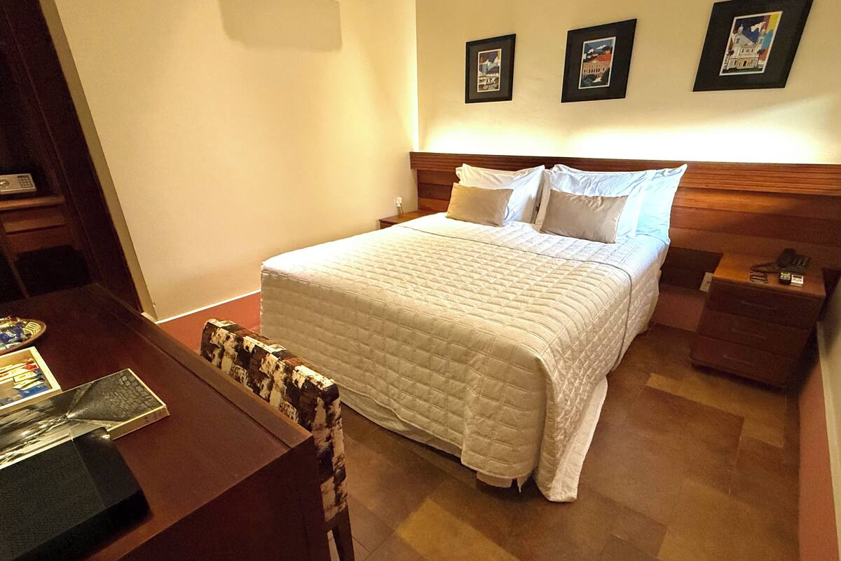Business Double Room, 1 Queen Bed | Minibar, in-room safe, desk, blackout drapes