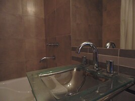 Bañera con ducha, cabezal de ducha tipo lluvia, secador de pelo, bidet