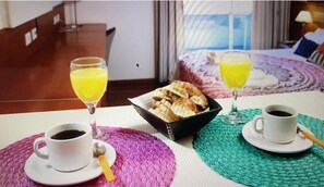 朝食 (フル ブレックファスト)、毎日提供 (無料)