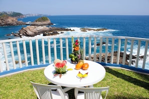 Outdoor dining - Santa Maria Acapulco (Acapulco)