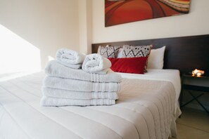 Premium bedding, down duvets, pillow-top beds, in-room safe - Uvas Apart Hotel (Mendoza)