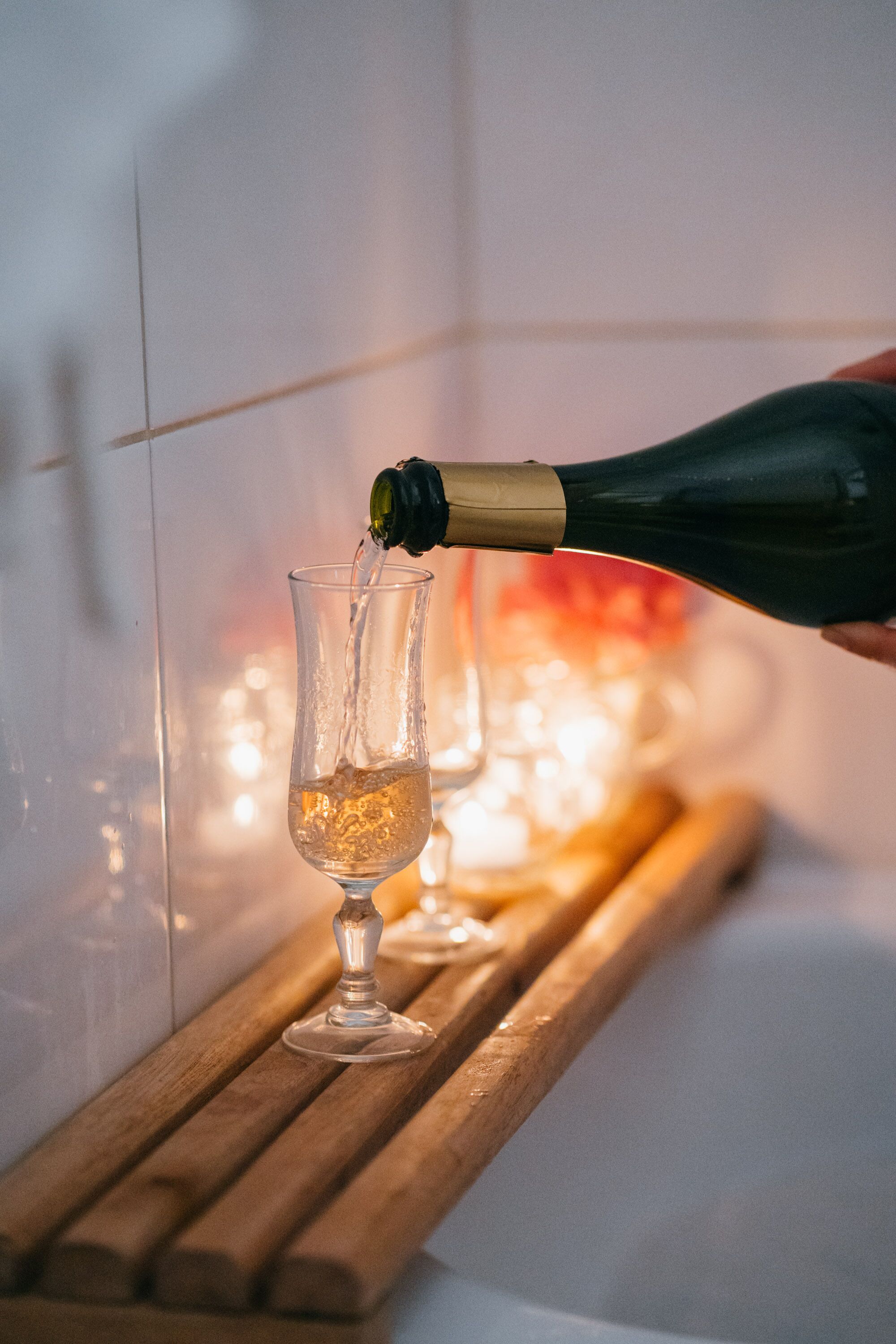 Une bouteille de champagne est versée dans un verre.