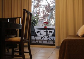 Apartamento, sacada | Sala de estar | Smart TV 32 polegadas com canais a cabo, TV, filmes pagos
