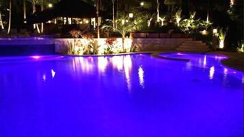 2 piscines a l'aire lliure i gandules