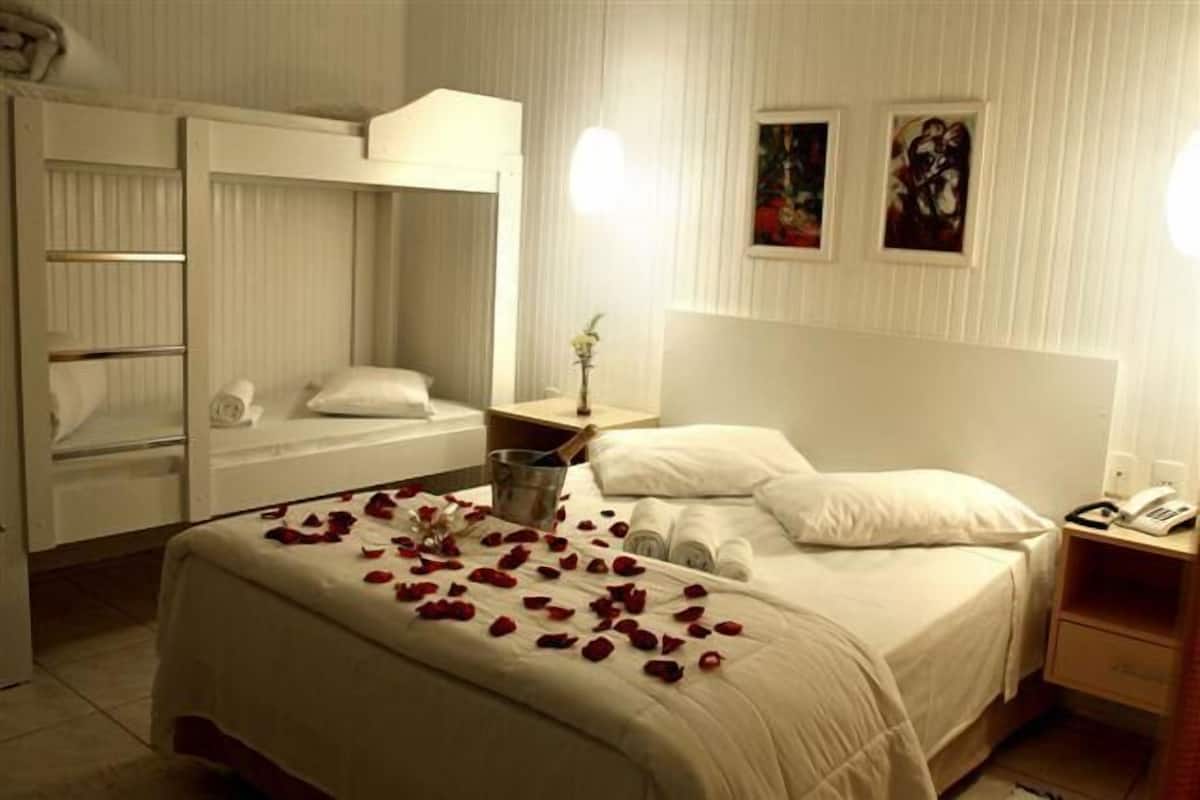 Minibar, wifi gratis y ropa de cama