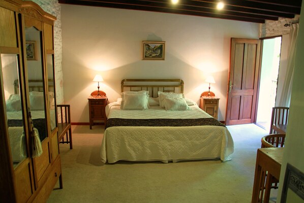 Suite | Desk, soundproofing, free cots/infant beds, free WiFi