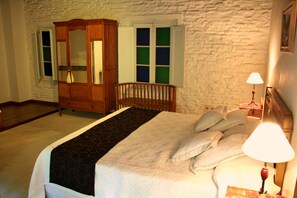 Suite | Desk, soundproofing, free cots/infant beds, free WiFi