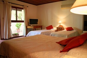 Quadruple Room | Desk, soundproofing, free cots/infant beds, free WiFi