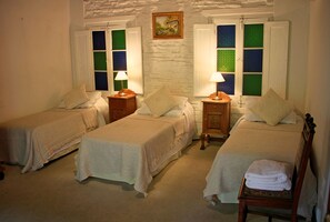 Triple Room | Desk, soundproofing, free cribs/infant beds, free WiFi - La Manuel Lobo Posada (Colonia del Sacramento)