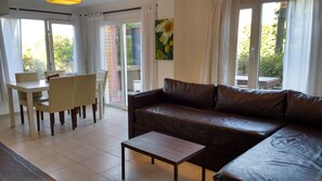 Family Duplex, 1 Bedroom, Park View, Poolside | Living area