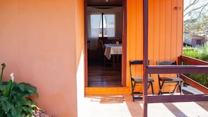 Une façade en bois avec une porte donnant accès à un espace intérieur.