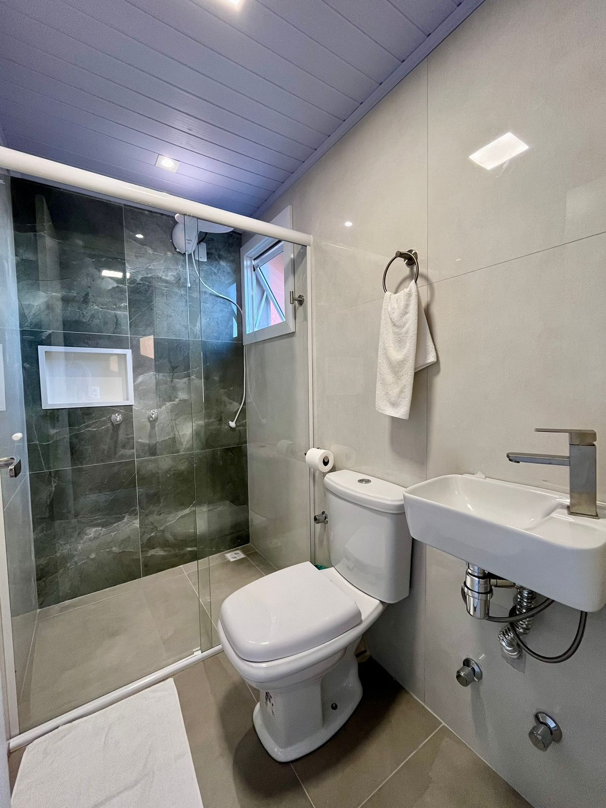 Deluxe Room | Bathroom | Shower, free toiletries, hair dryer, towels