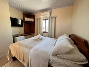 Habitación doble | Minibar, cortinas opacas, tabla de planchar con plancha y wifi gratis