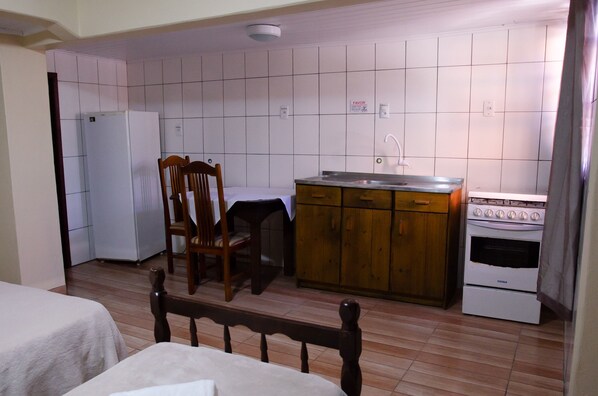 Chambre Triple, cuisine | Minibar, rideaux occultants, fer et planche à repasser, Wi-Fi gratuit
