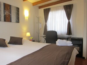 A hotel room with a large bed, a desk, a chair, and a window with curtains. - Hotel 7 Norte (Vina del Mar)