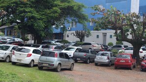A parking lot with multiple cars parked in rows. - Bica Pau Hotel Thermas (Caldas Novas)