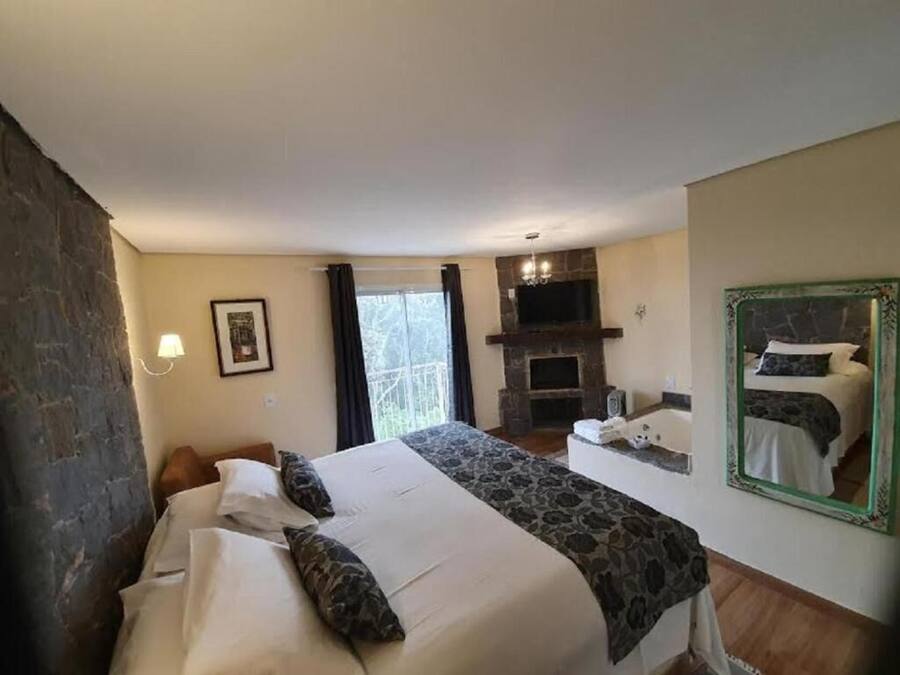 Superior Chalet, Fireplace (Banheira de Hidromassagem) | 1 bedroom, minibar, blackout curtains, free WiFi