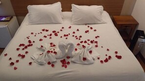 Suite Standar, pemandangan halaman (Sem Vista) | 1 kamar tidur, minibar, tirai kedap cahaya, dan Wi-Fi gratis
