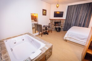 Studio Premium, jet tub, pemandangan kebun | 1 kamar tidur, minibar, tirai kedap cahaya, dan Wi-Fi gratis